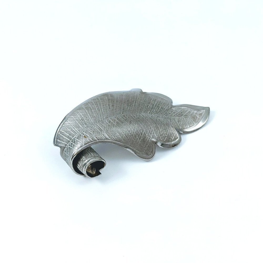 Vintage Giovanni Silver Tone Curled Textured Leaf Unisex Autumn Fall Brooch Pin